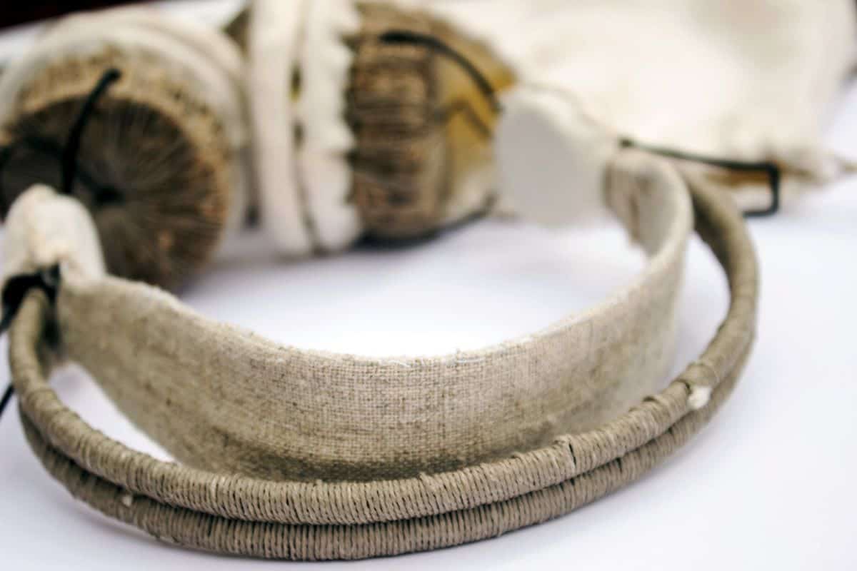 Zoomed in look at the au natural stylish headphones by Beatrice Novi