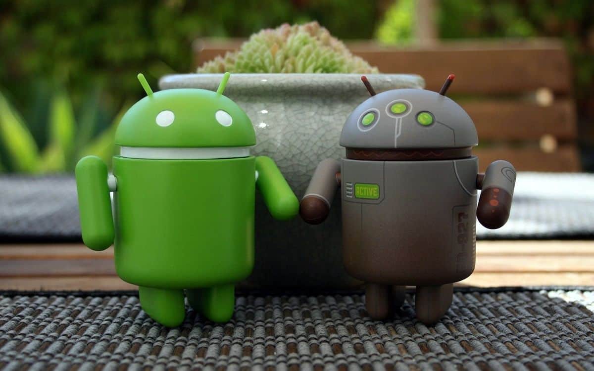 Two Android mascot holding hands