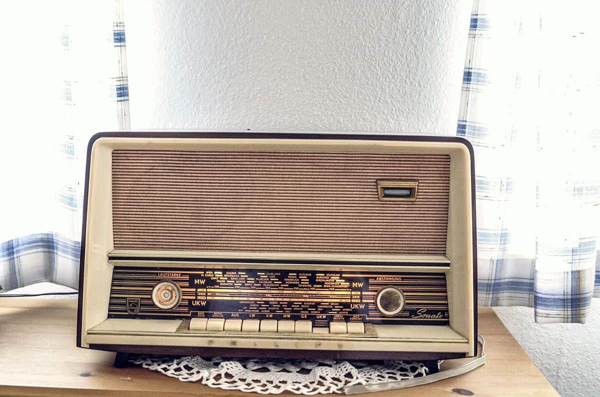 A vintage radio through which sports games were broadcasted. Designers, however, are not always talented commentators and that’s why mobile prototyping is important.