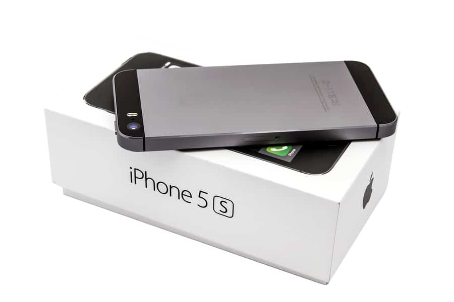 A photo of the iPhone 5S in space gray face down on its box.