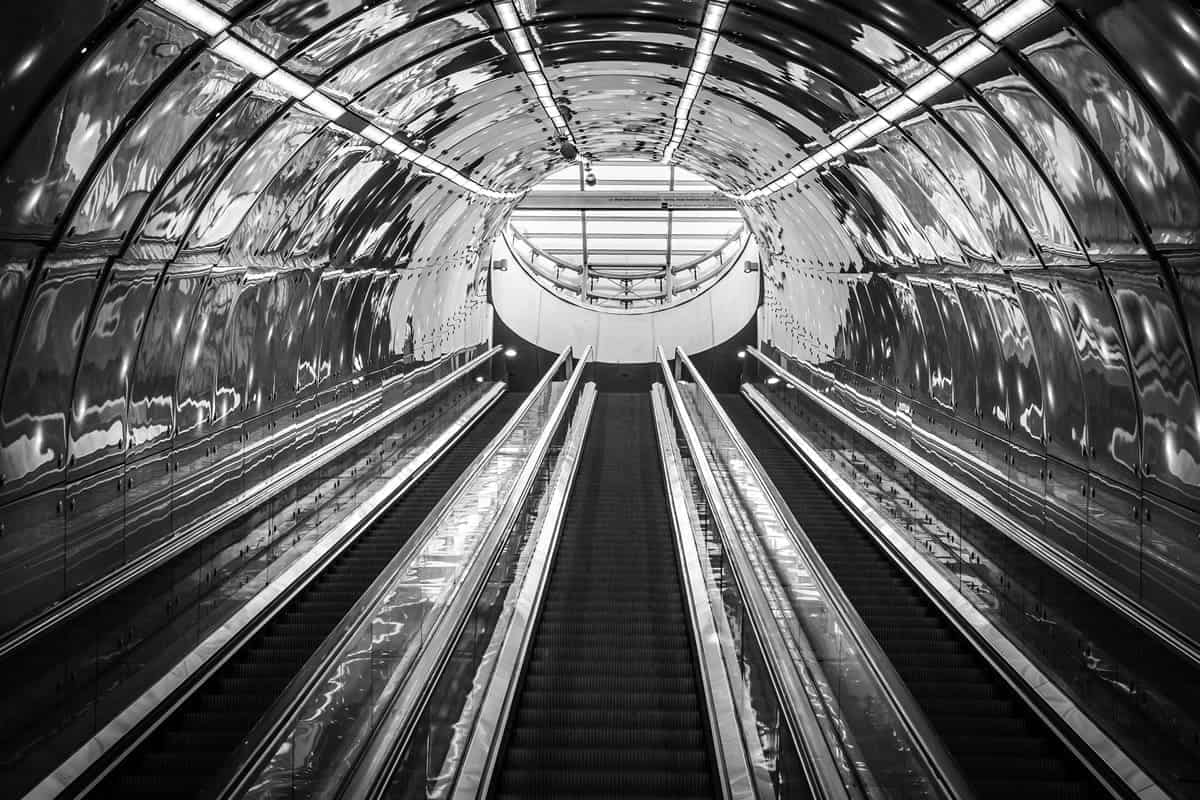 A black and white photo of a futuristic building.